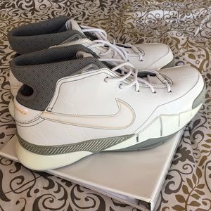 Never worn Nike Kobe 1 proto Bball shoes